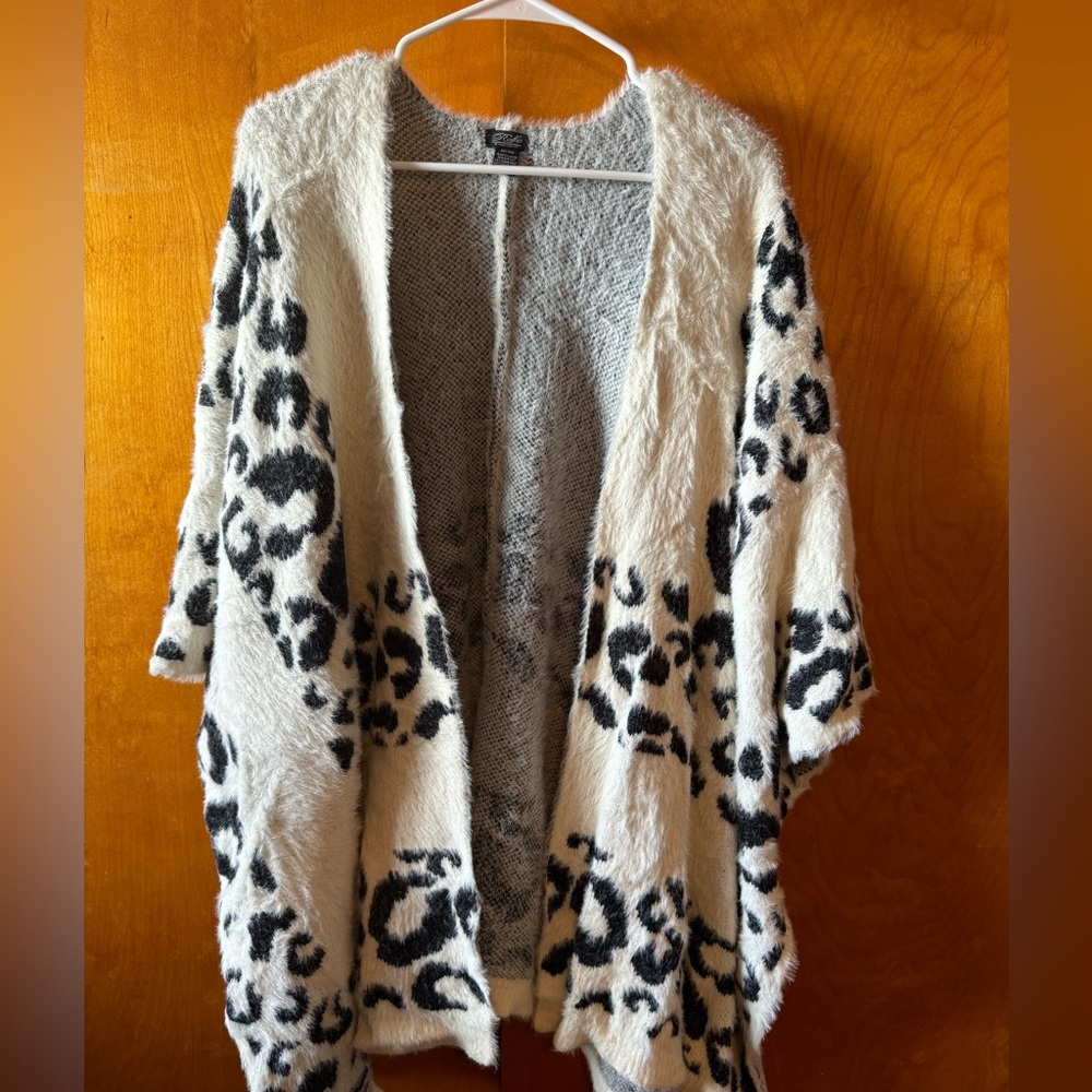 Leopard Jacquard Ruana - Picture 5 of 8